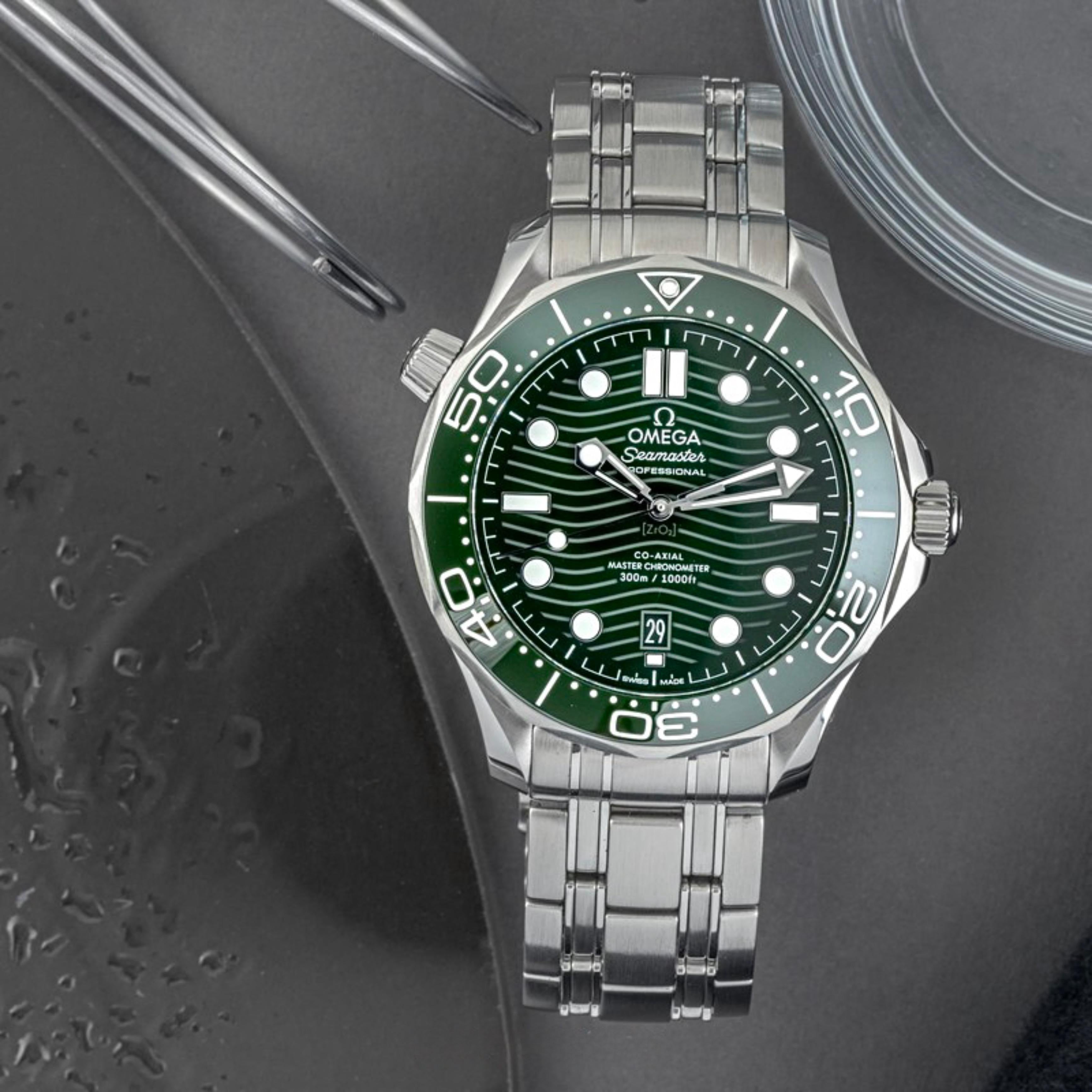 Omega Seamaster Diver 300M Green Dial Metal Belt Men's Watch